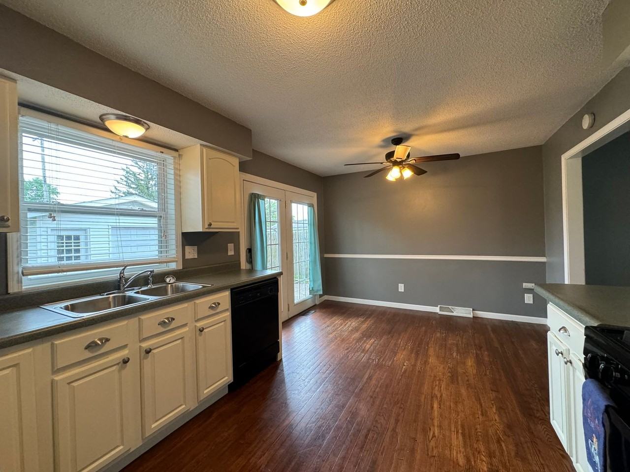 2245 E Black Ave - Photo 3 of 19