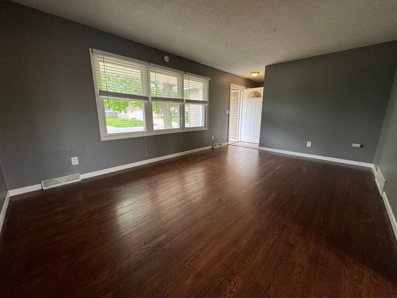 2245 E Black Ave - Photo 2 of 19