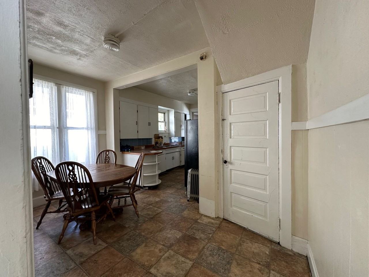 735 E Nora Ave - Photo 5 of 10