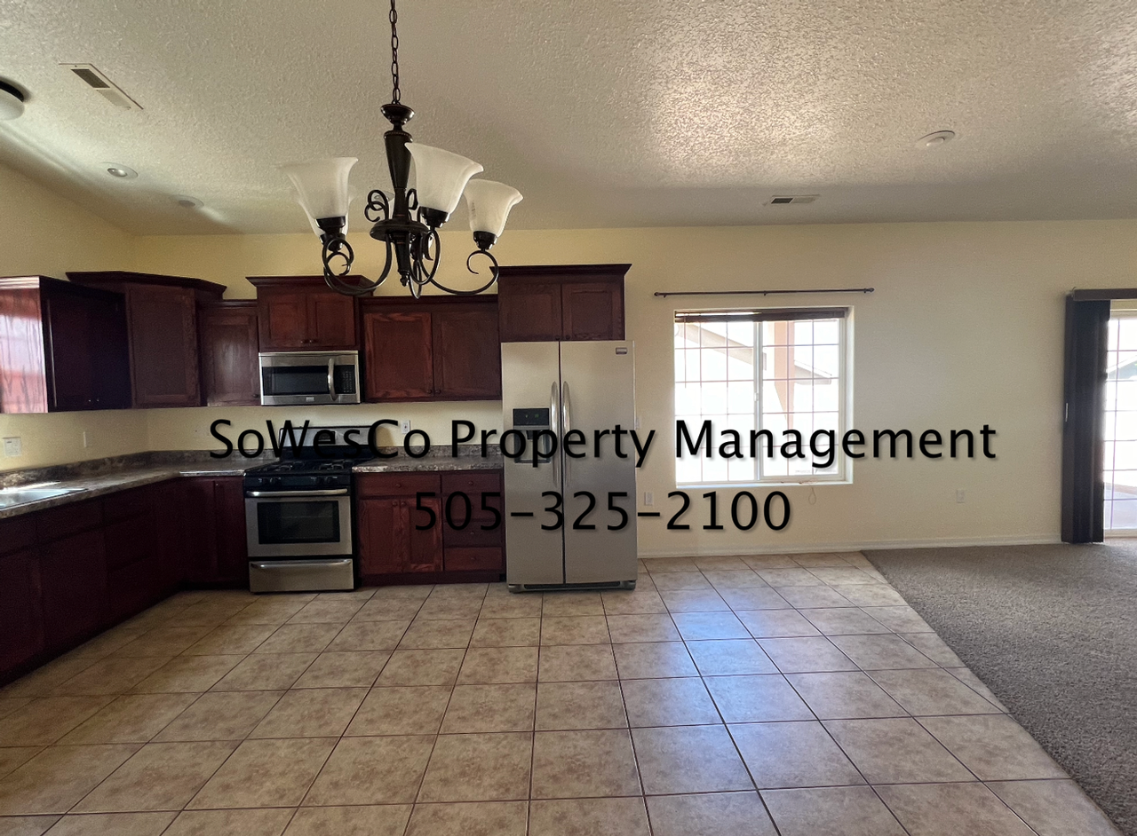 613 Monarch St - Photo 3 of 15