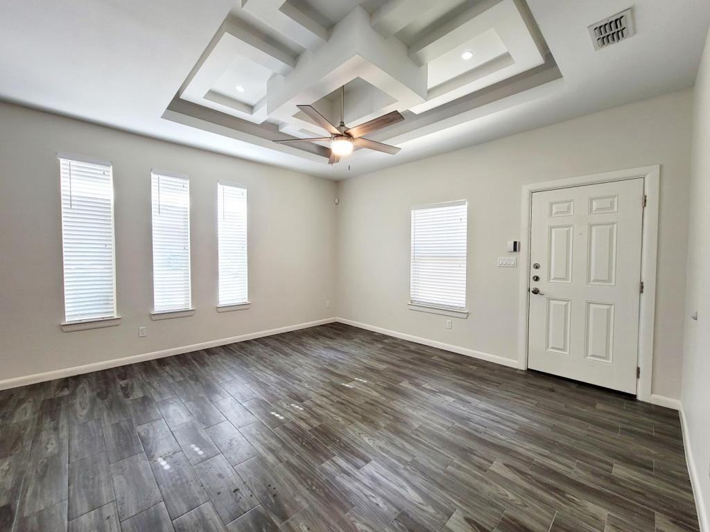 705 E Myrtle Beach Ave Apt 3 - Photo 3 of 17