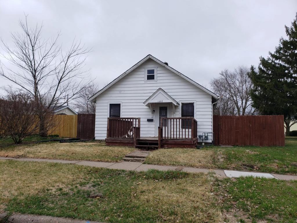 1207 Grand Ave - Photo 2 of 8