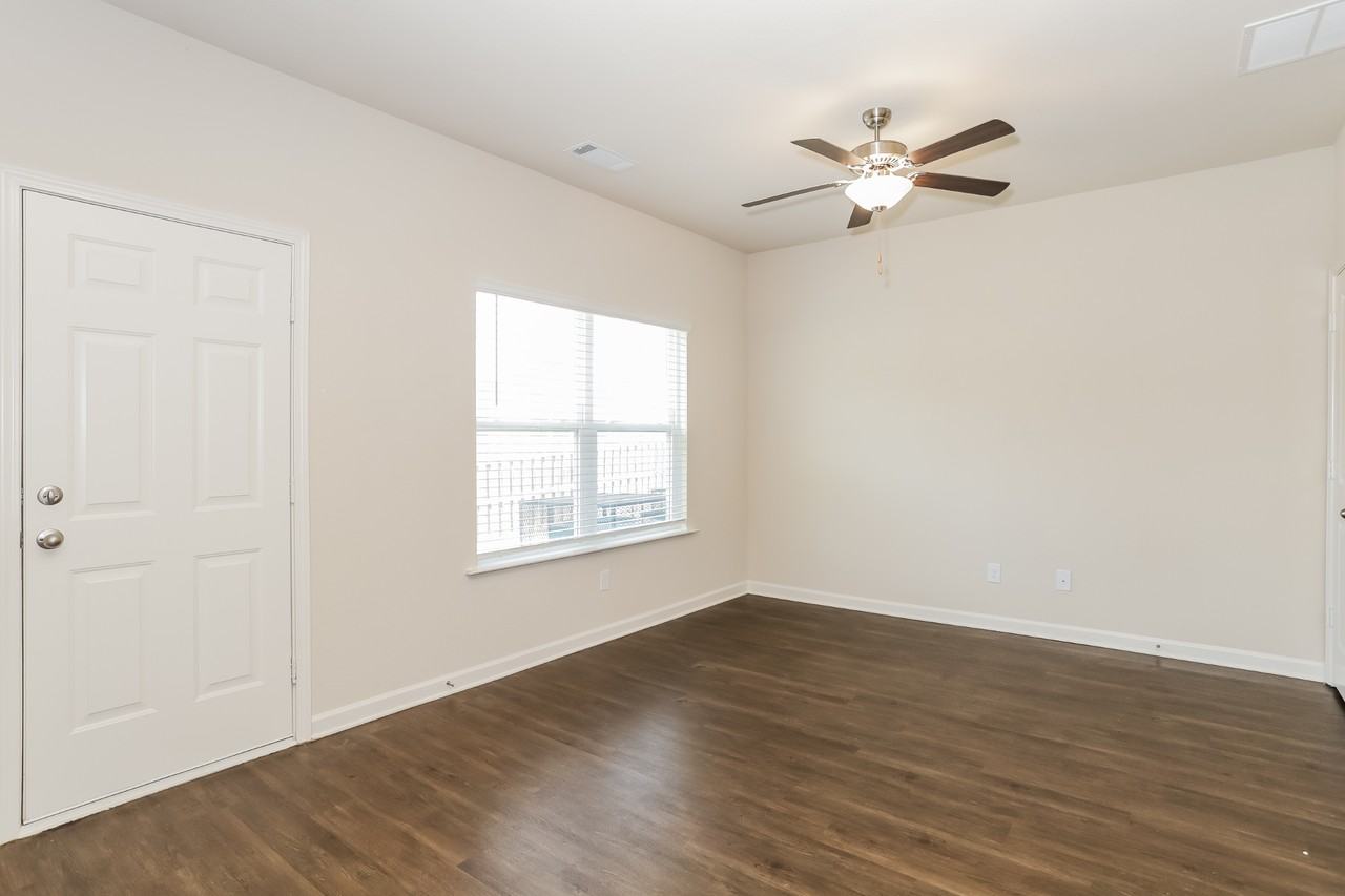 402 Highwood Ln - Photo 2 of 20