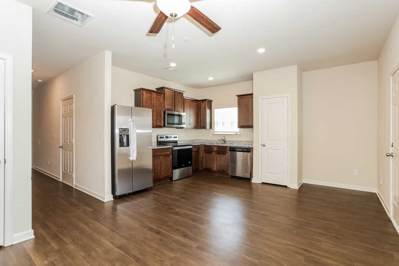 402 Highwood Ln - Photo 3 of 20