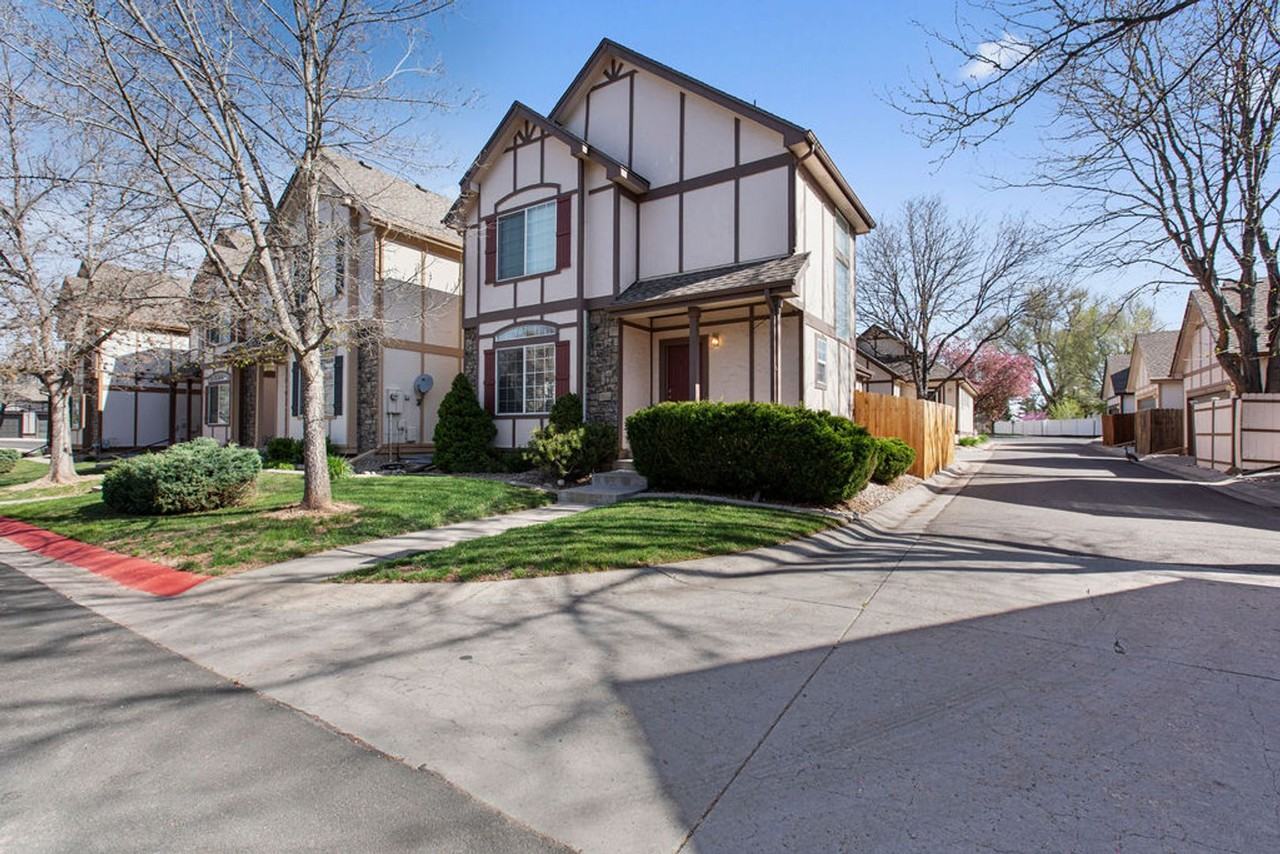 1502 Wicklow Pl - Photo 2 of 32