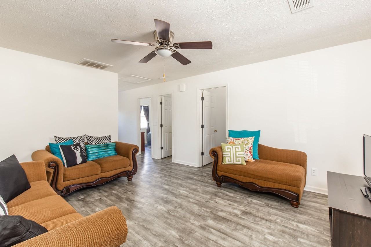 Banks Crossing Apartments - Photo 3 of 14