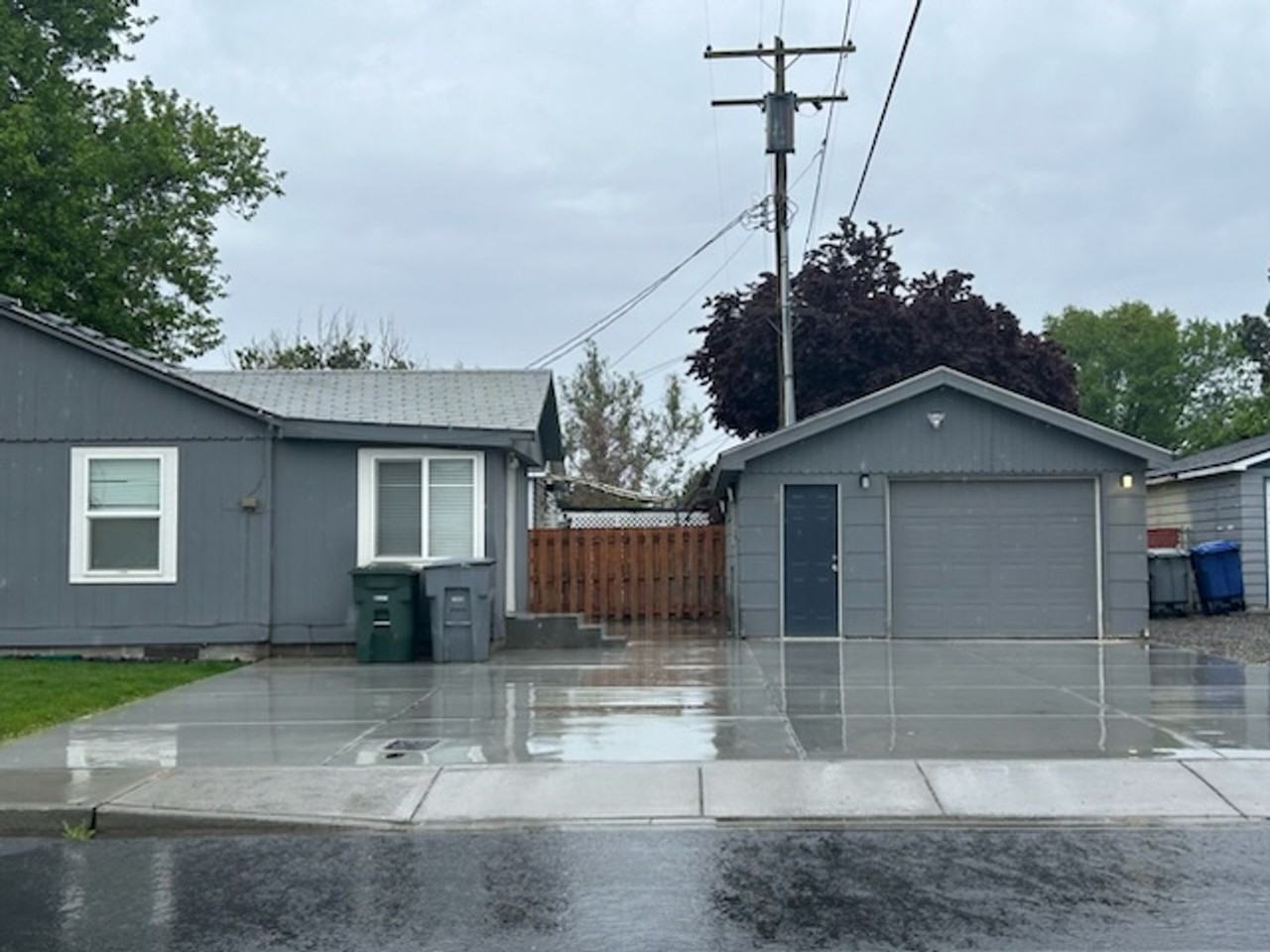 1327 Tunis Ave - Photo 3 of 17
