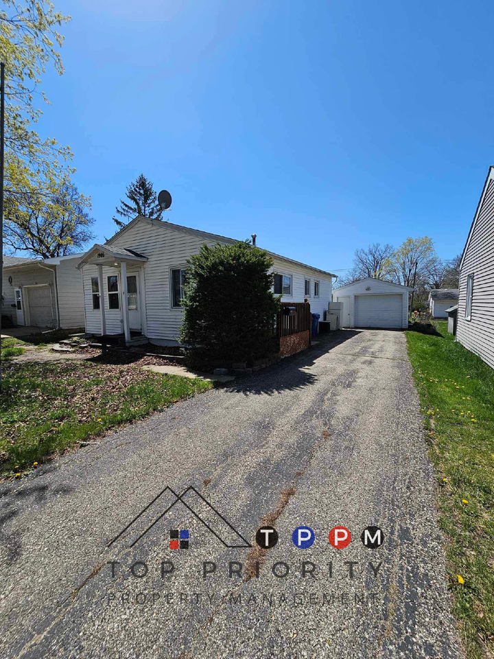 1906 Owen St - Photo 2 of 23