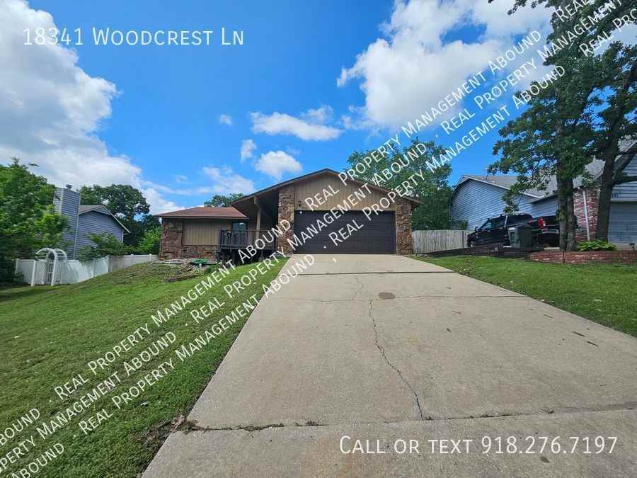 18341 Woodcrest Ln - Photo 3 of 29