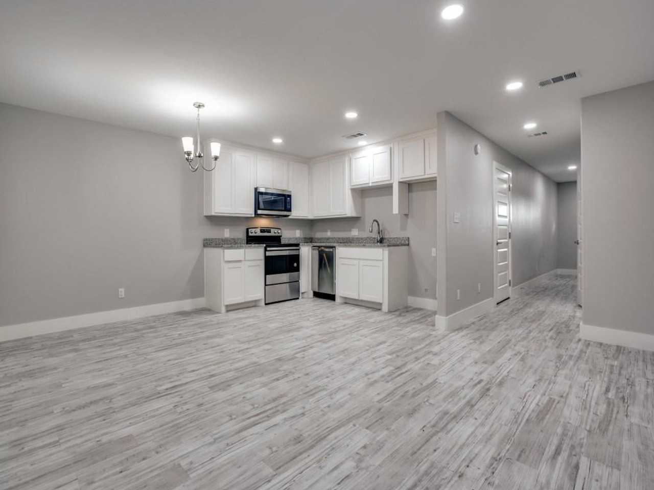 417 East Sears Street - Photo 3 of 20