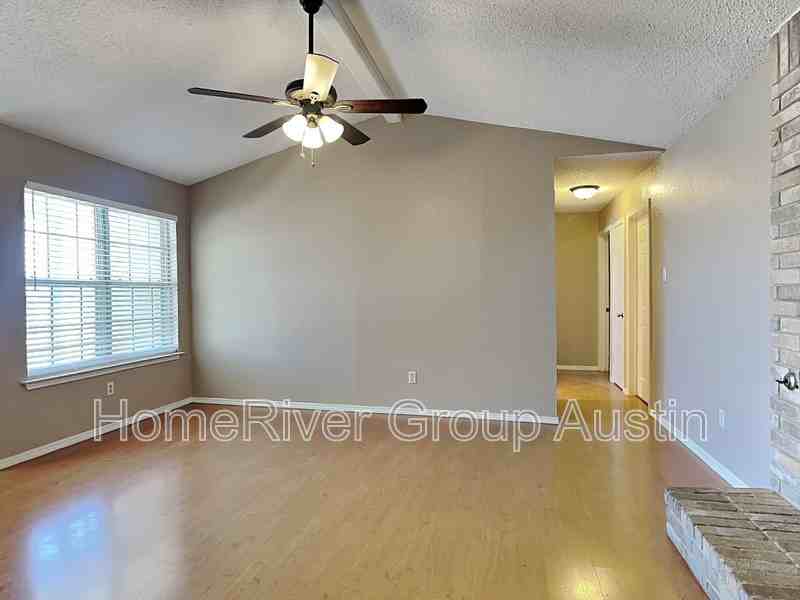 1007 Edgerly Ln - Photo 3 of 26