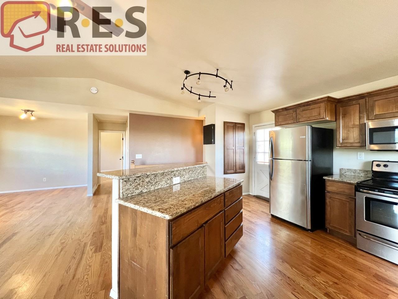 2739 Straus Ln - Photo 5 of 20