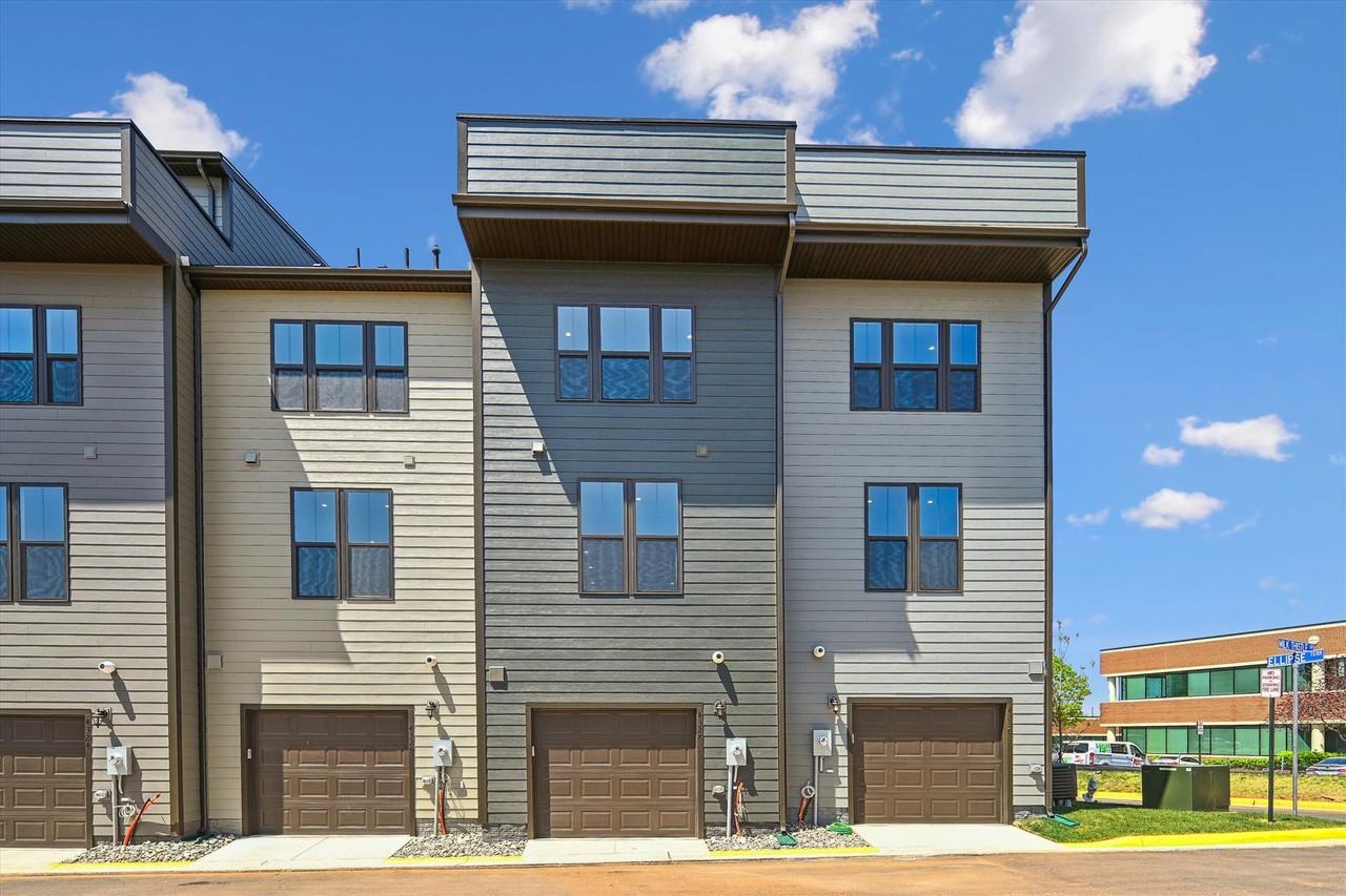 4328 Ellipse Ter - Photo 3 of 41