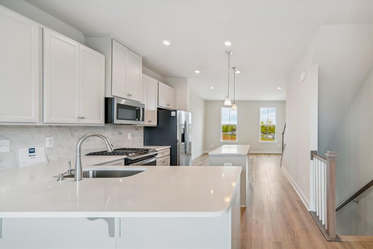 4328 Ellipse Ter - Photo 6 of 41