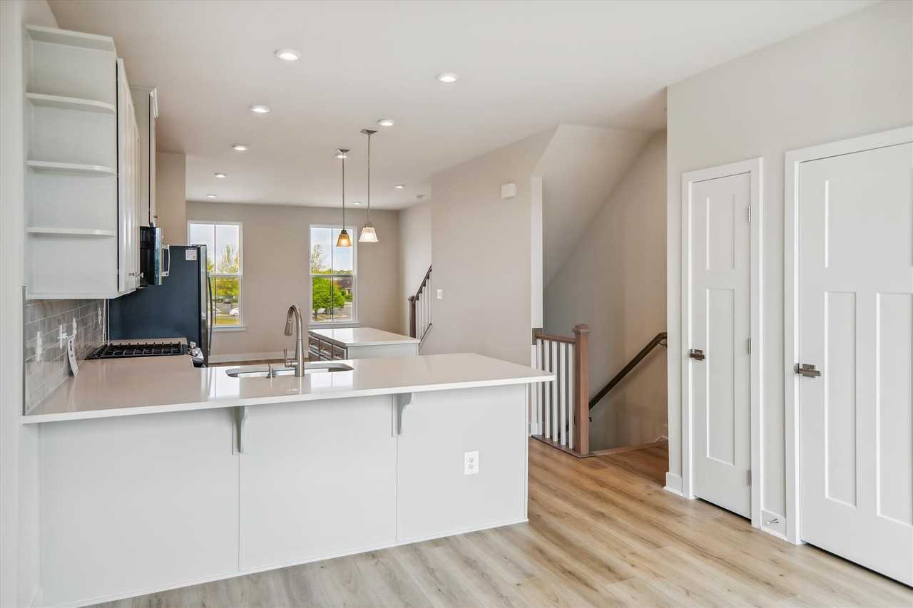 4328 Ellipse Ter - Photo 7 of 41