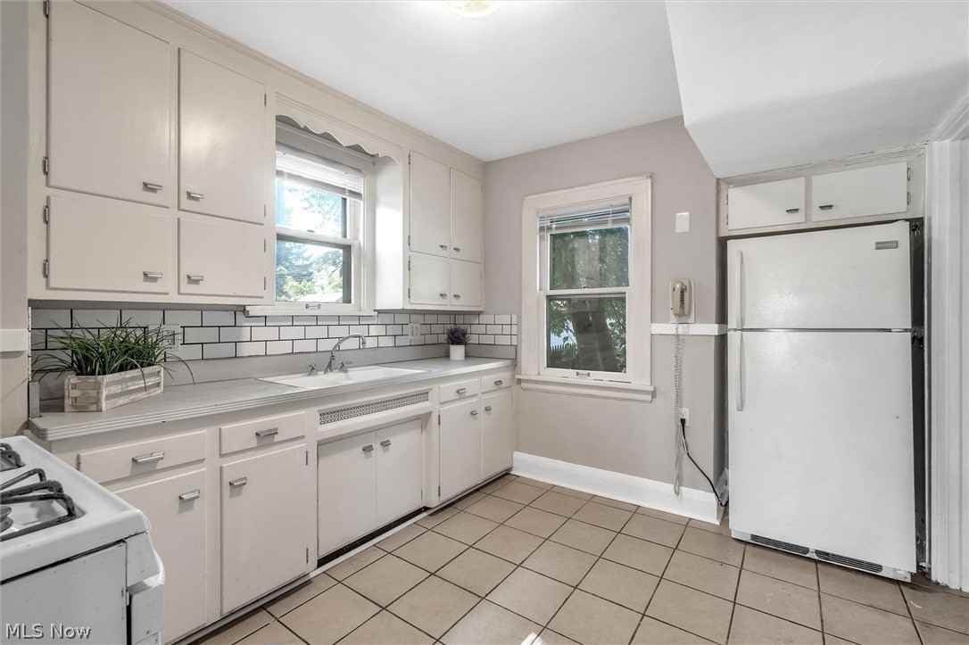 3276 Tullamore Rd - Photo 2 of 41