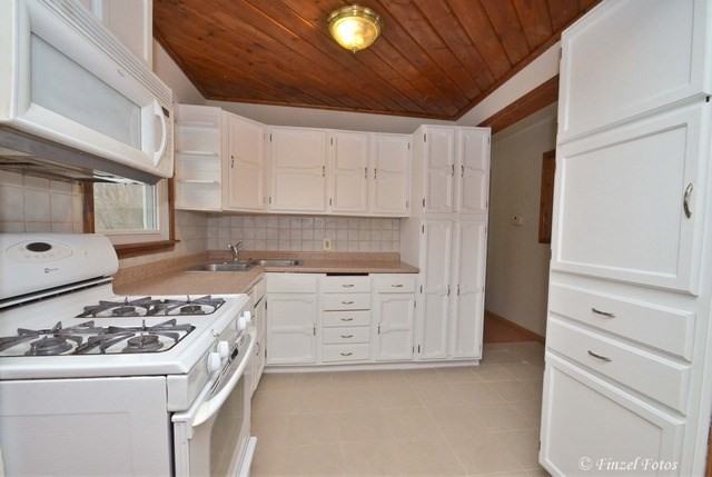 8107 Pinoak Dr - Photo 3 of 12