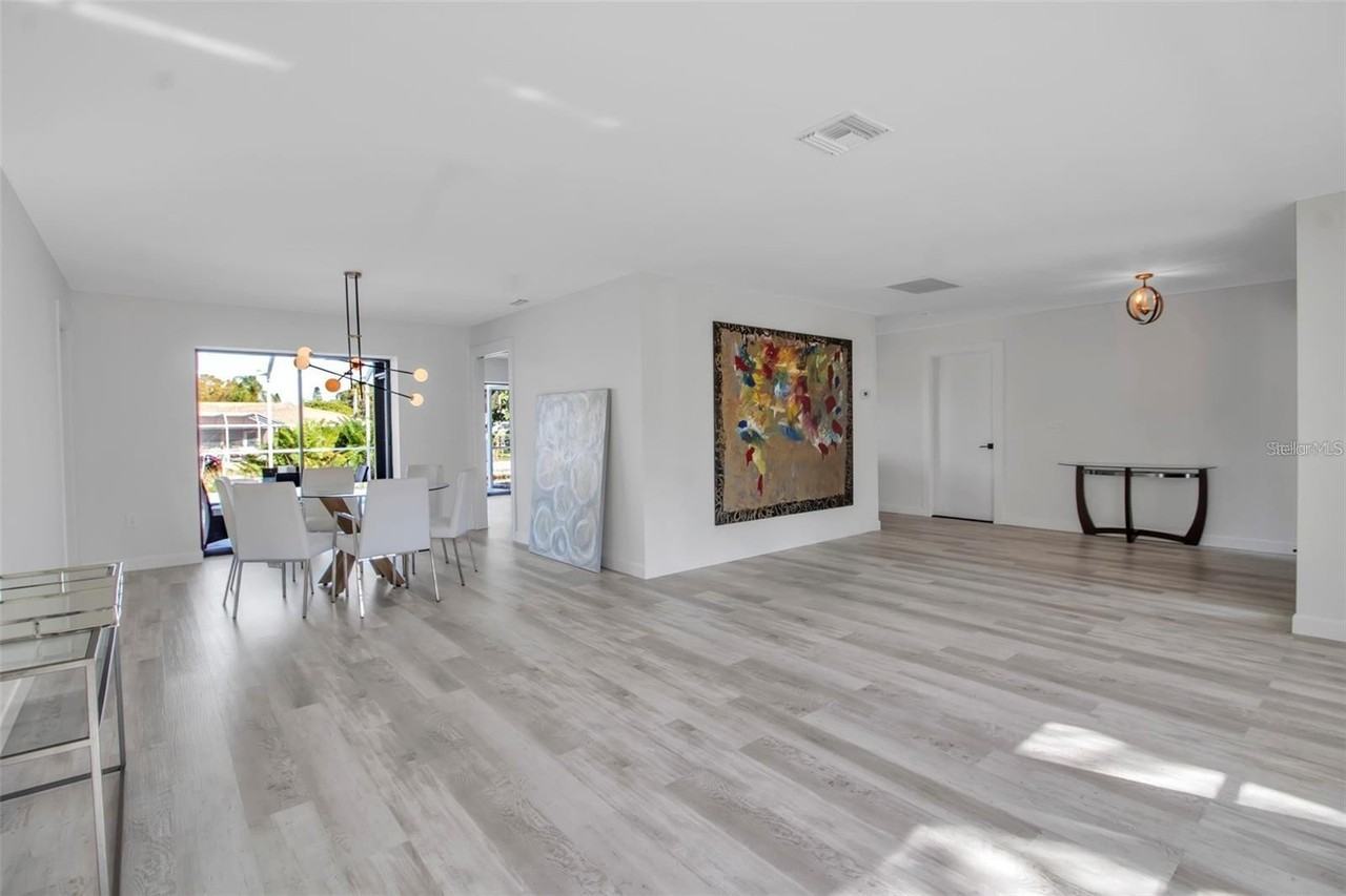 1649 Stanford Ln - Photo 4 of 17