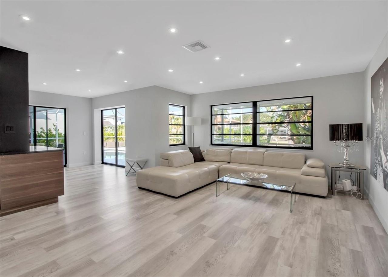 1649 Stanford Ln - Photo 6 of 17