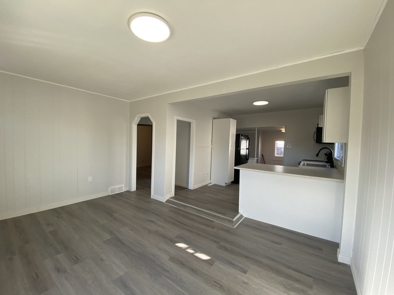 1911 William Avenue West - Photo 2 of 7