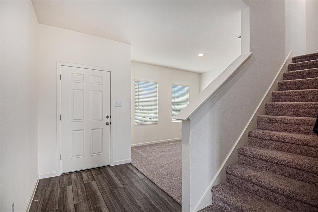 8245 Stovepipe Dr - Photo 4 of 36