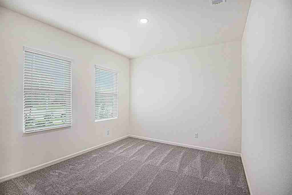8245 Stovepipe Dr - Photo 5 of 36