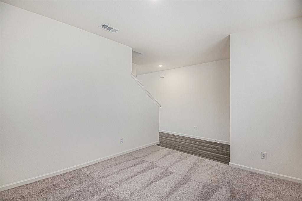 8245 Stovepipe Dr - Photo 6 of 36