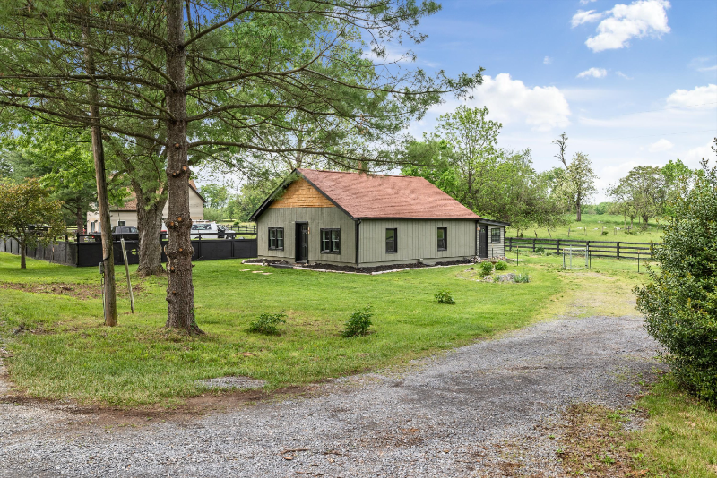 6 Triple Oak Ln - Photo 2 of 18