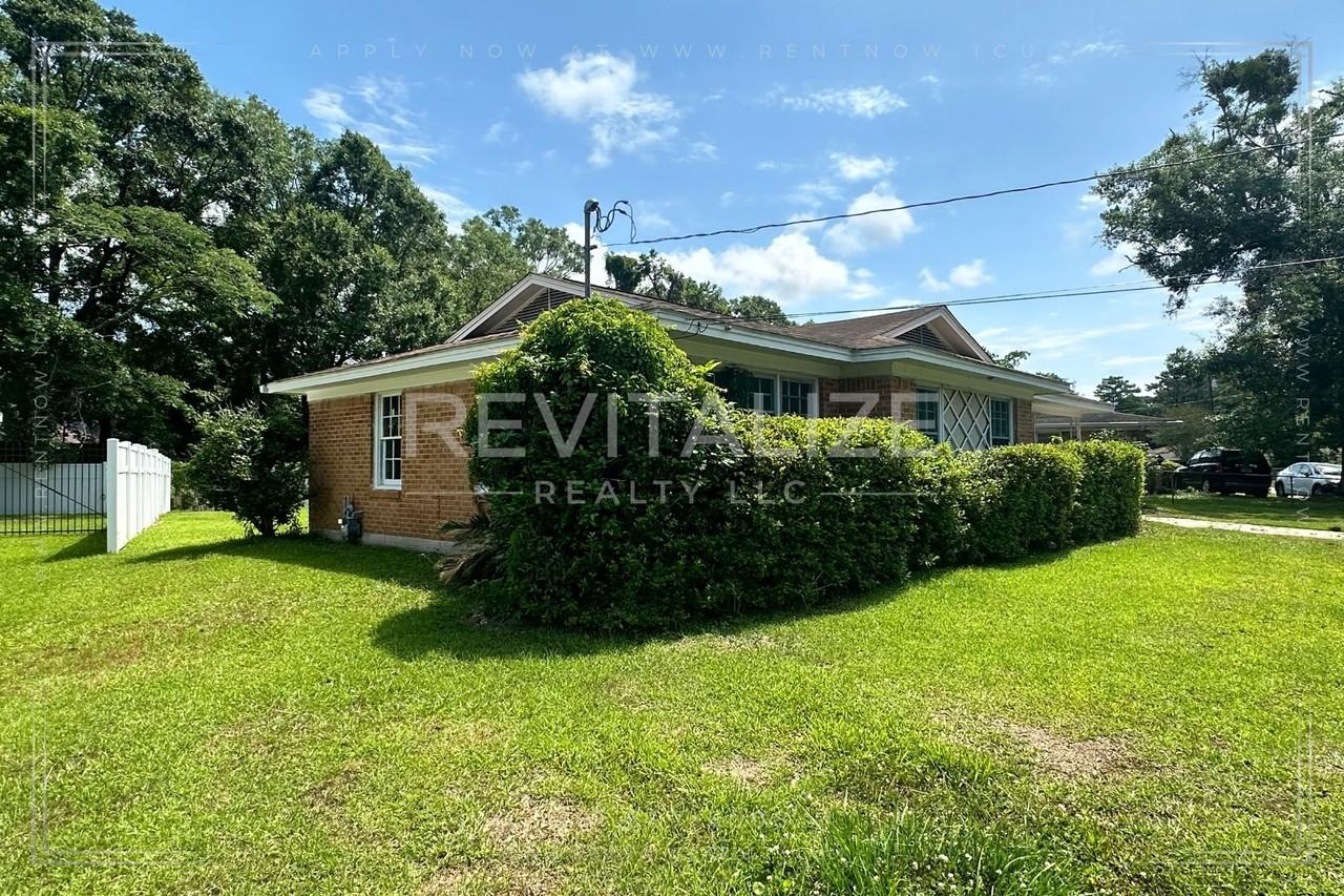 2688 Cheshire Dr S - Photo 3 of 19