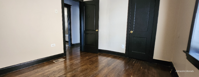 6646 S Bishop St - Photo 4 of 13