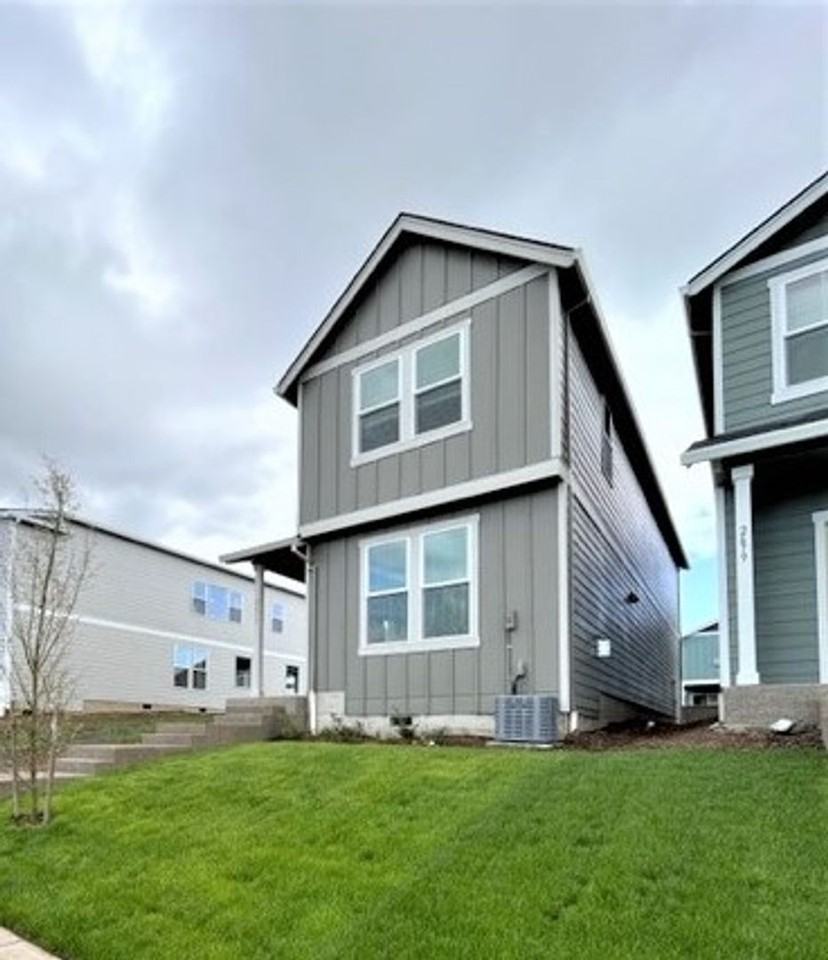 2677 Nw Gregory Dr - Photo 2 of 25