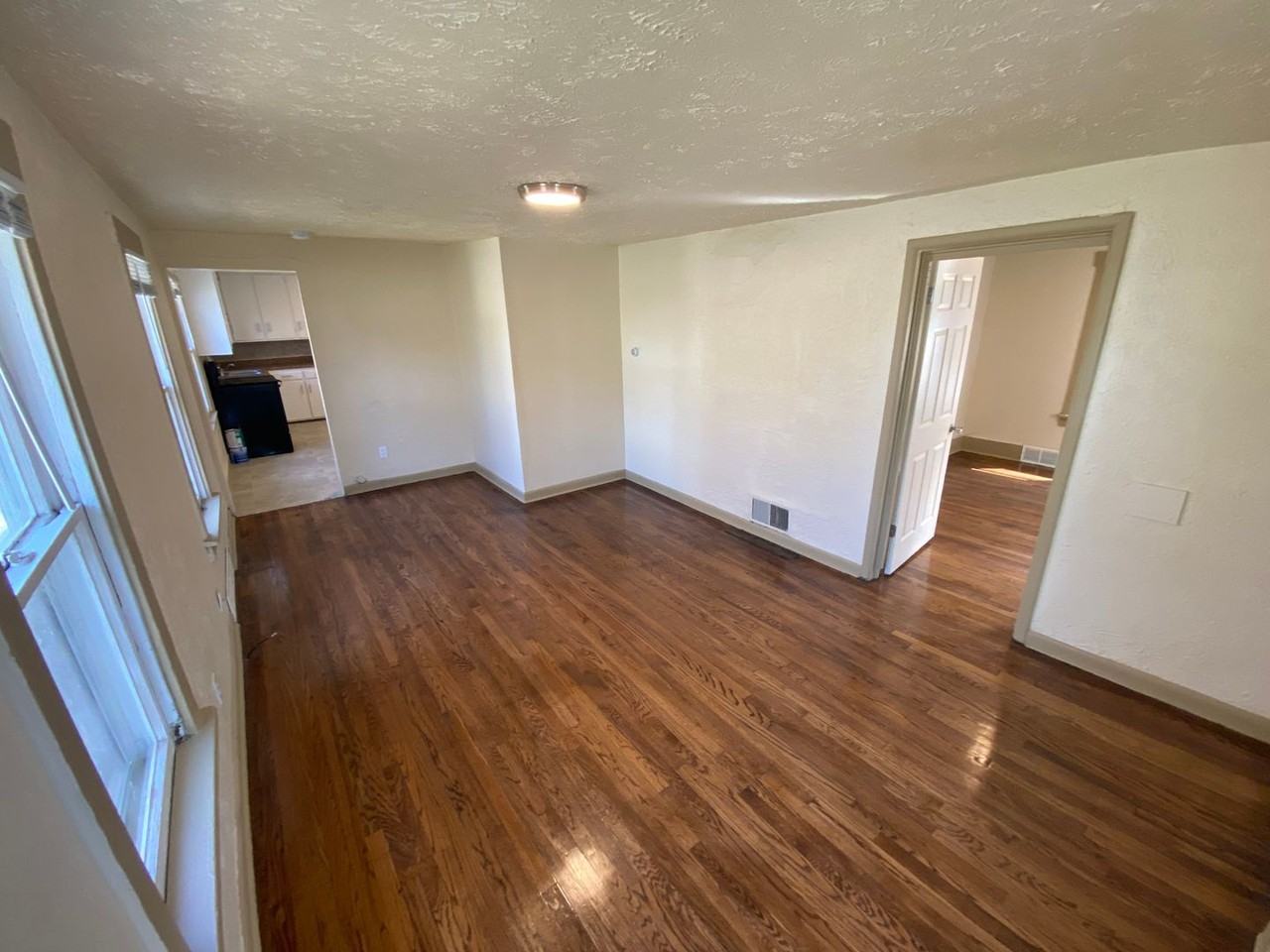 3674 Bedford Ave - Photo 5 of 14