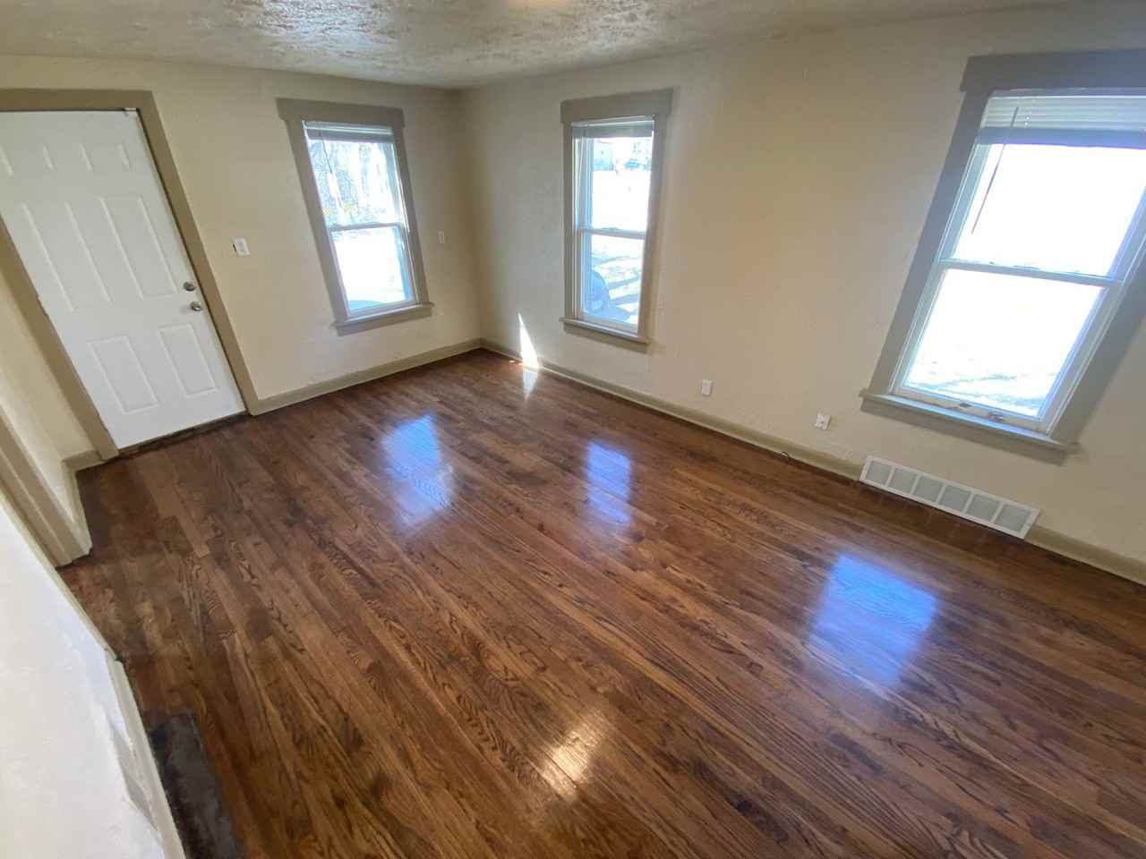 3674 Bedford Ave - Photo 6 of 14