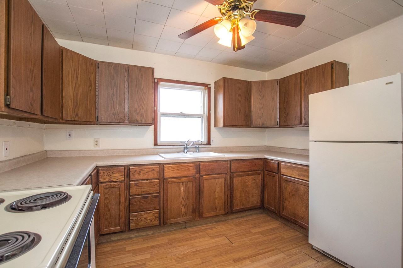 629 37th St - Photo 3 of 15