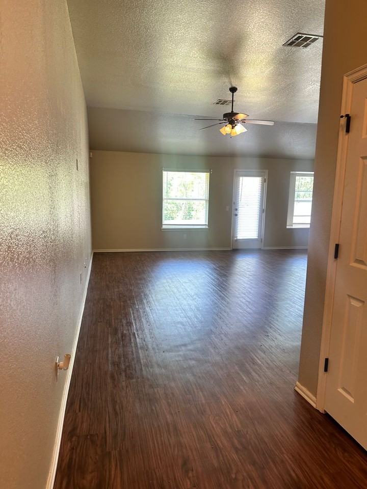 9312 Peachtree Ln - Photo 4 of 11