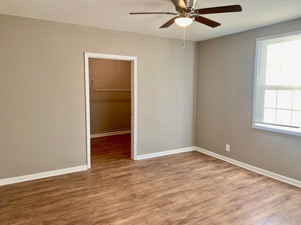 1302 W Huntington Ave - Photo 4 of 9