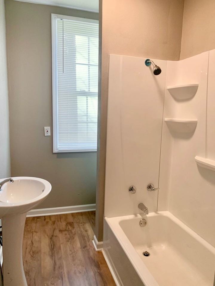 1302 W Huntington Ave - Photo 6 of 9