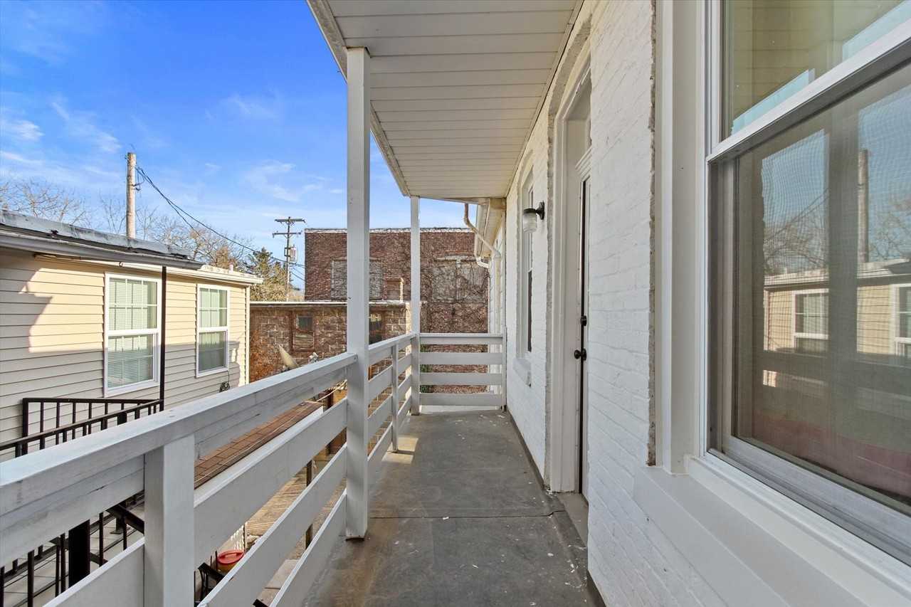 524 W Philadelphia St - Photo 4 of 26