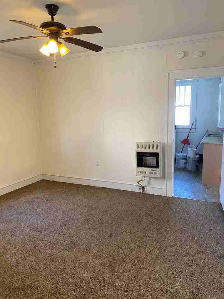 1901 Noble St - Photo 3 of 4