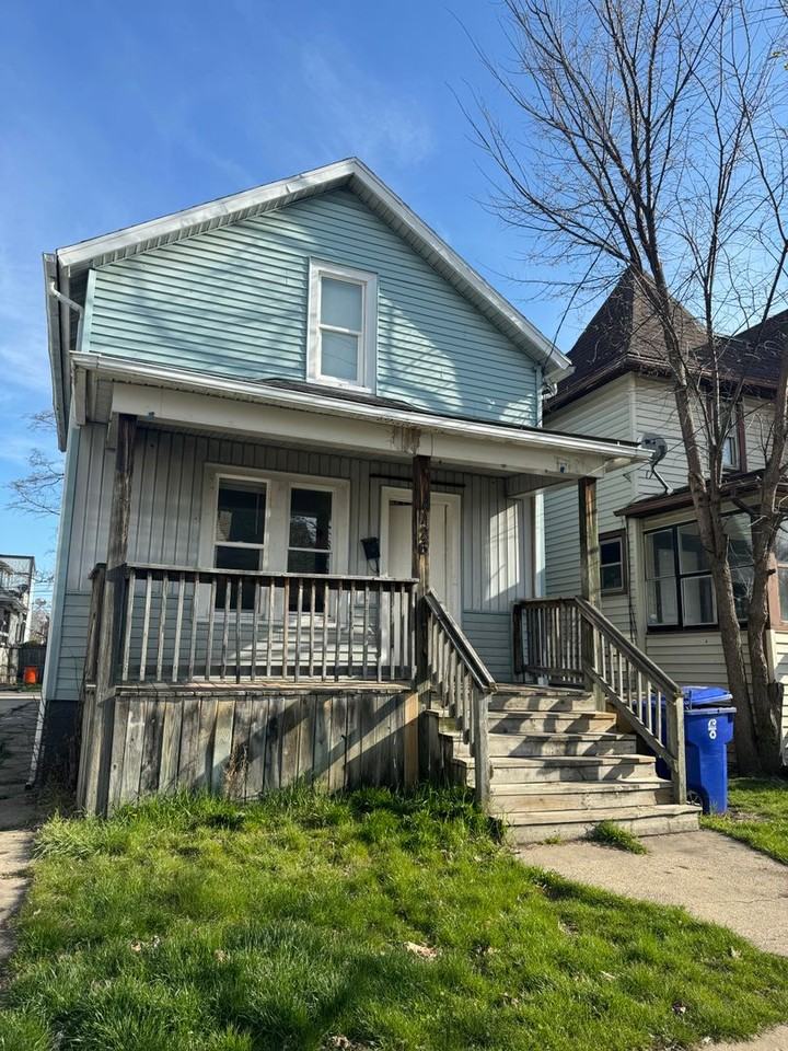 1126 61st St - Photo 2 of 9