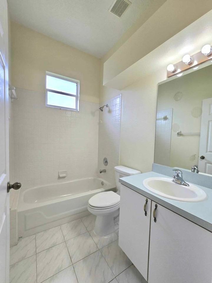 7047 Hazeltine Cir - Photo 7 of 19