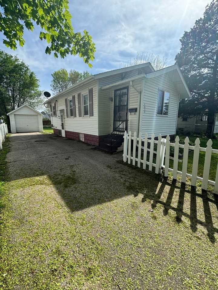 1022 Forest Ave - Photo 2 of 15
