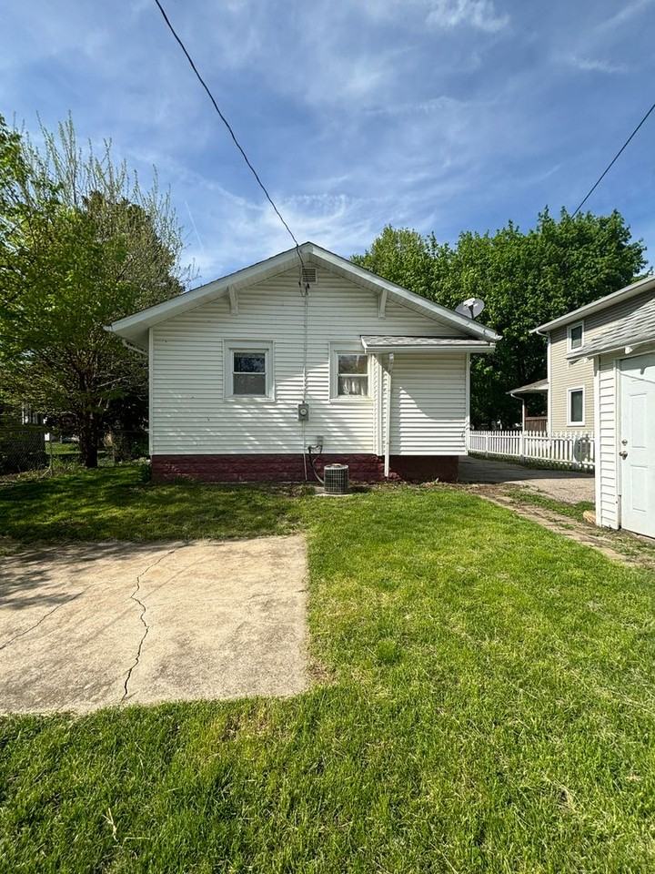 1022 Forest Ave - Photo 7 of 15