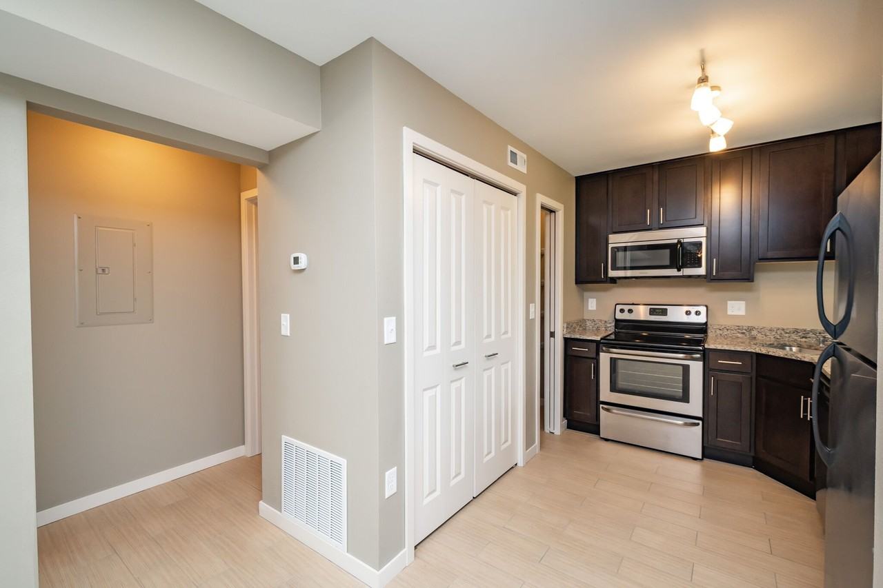 201 6th St #8 - Photo 2 of 18