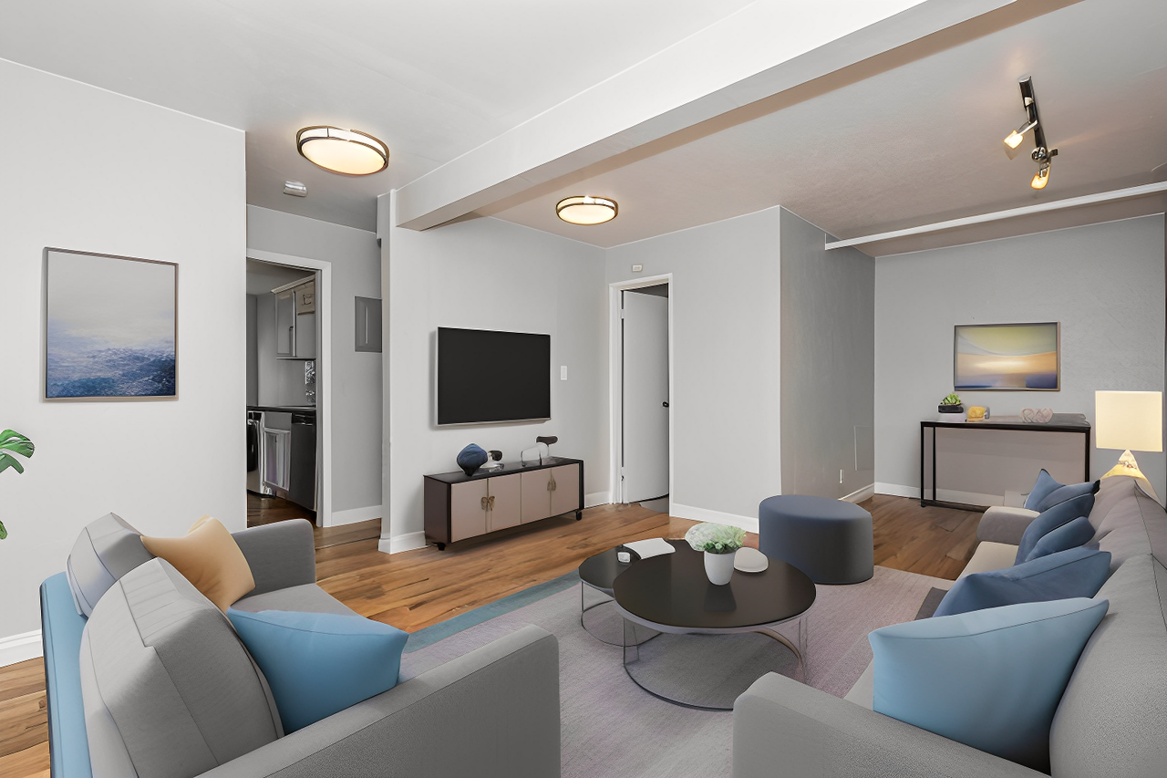 La Petite - Photo 2 of 23