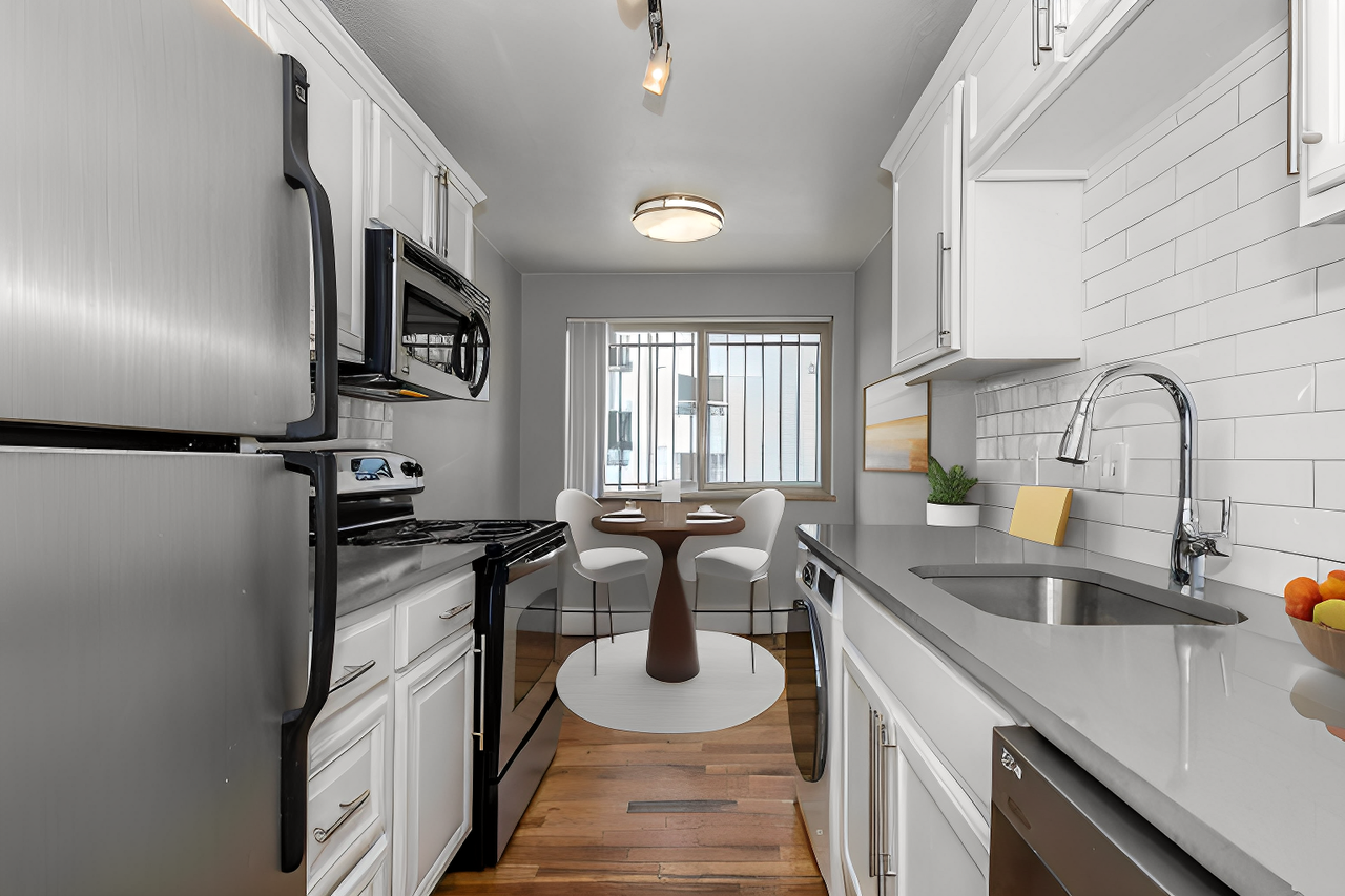 La Petite - Photo 3 of 23