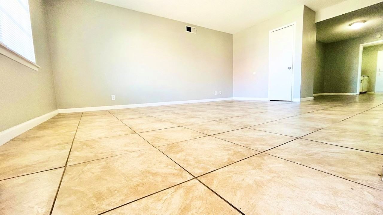 3822 Englewood Cir #3822 - Photo 4 of 31