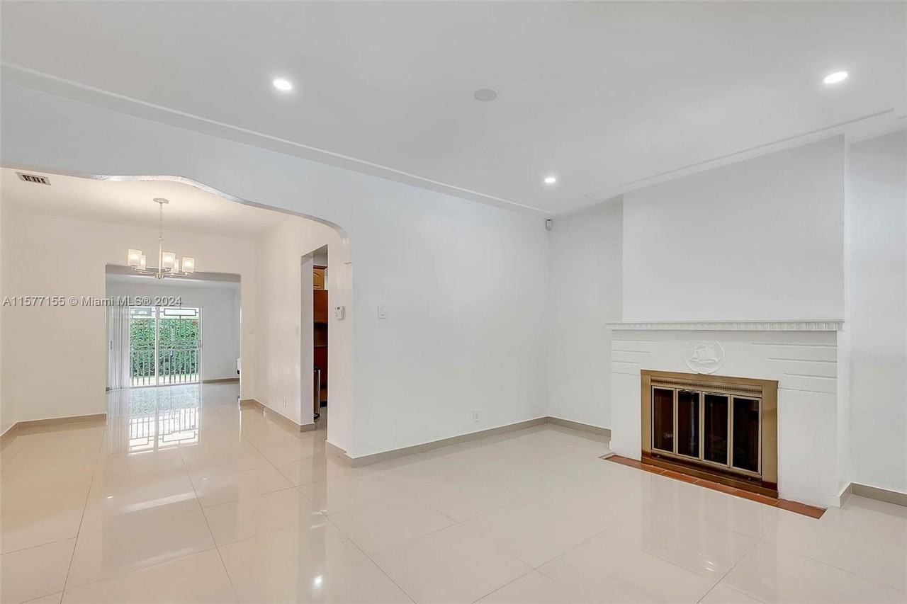 2240 Sw 19th Ter - Photo 3 of 8