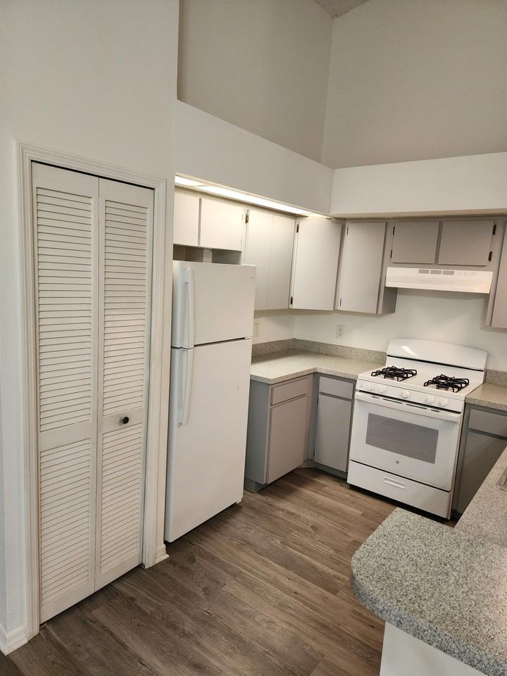 211 Oakwood Blvd #1 - Photo 6 of 10