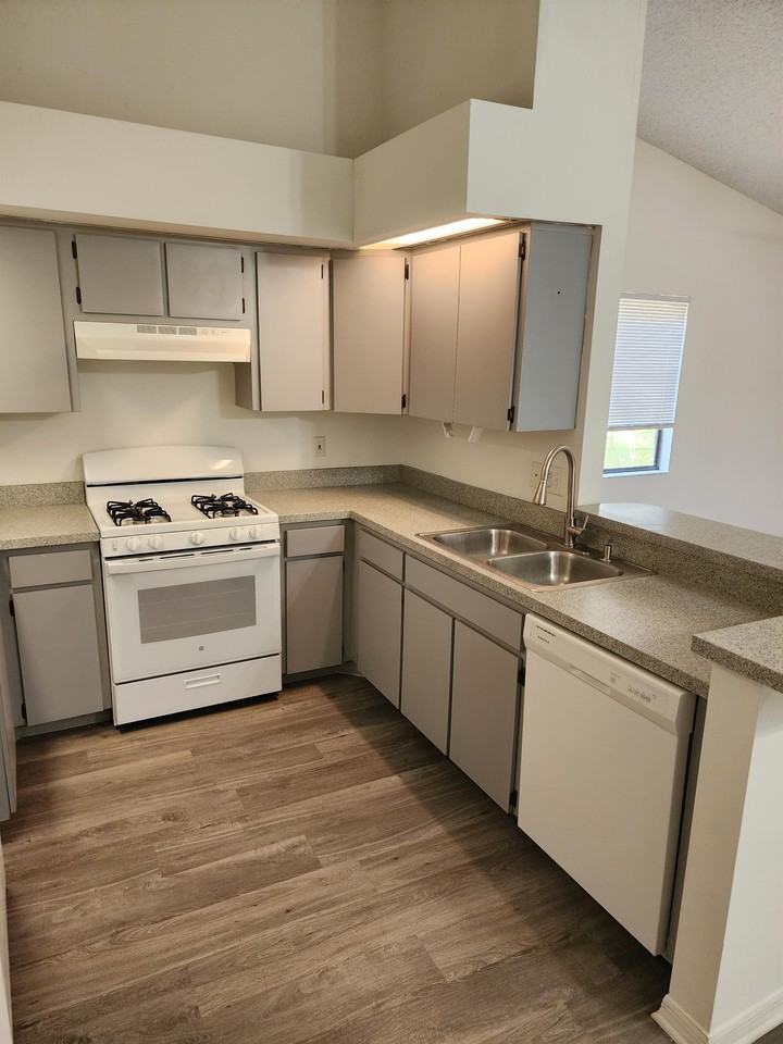 211 Oakwood Blvd #1 - Photo 7 of 10